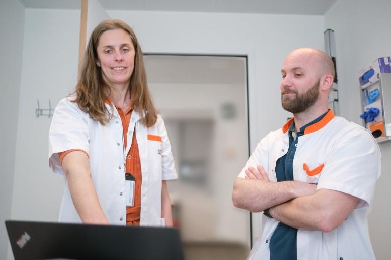 Medisch team analyseert resultaten