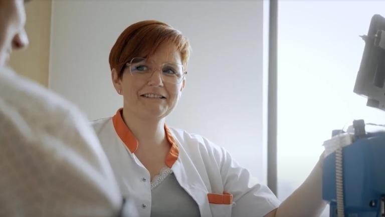 Verpleegkundige tijdens opvolgcontrole SGS CPU