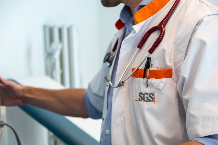 Studiearts voert een medisch onderzoek uit tijdens een klinische studie bij SGS Clinical Pharmacology Unit