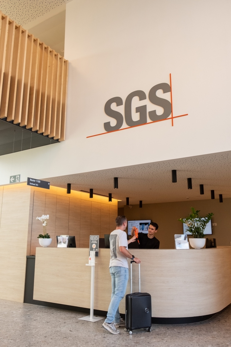 Patiënt meldt zich aan bij het onthaal van SGS Clinical Pharmacology Unit voor een klinische studie