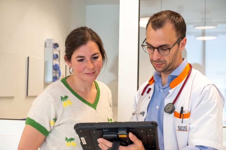 Studiearts bespreekt onderzoeksresultaten met een patiënt tijdens een klinische studie bij SGS Clinical Pharmacology Unit