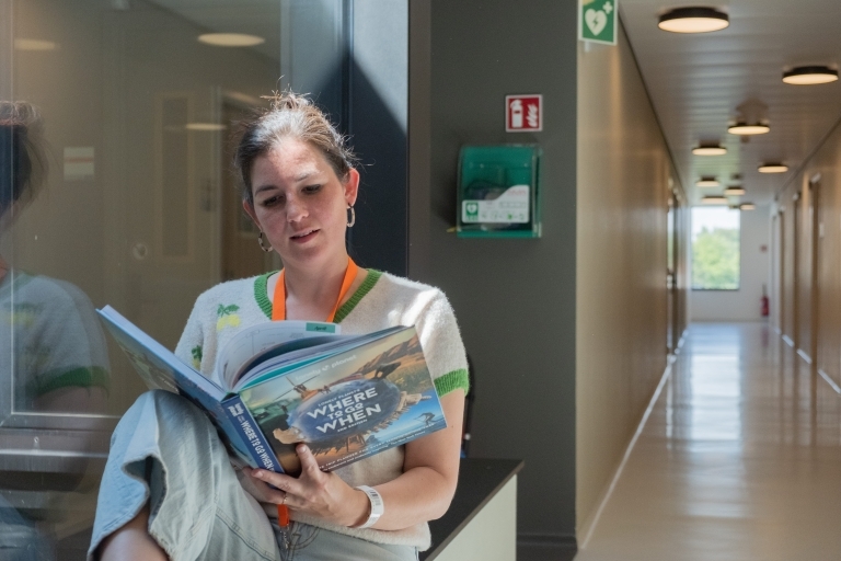 Patiënt leest een boek tijdens deelname aan een klinische studie bij SGS Clinical Pharmacology Unit